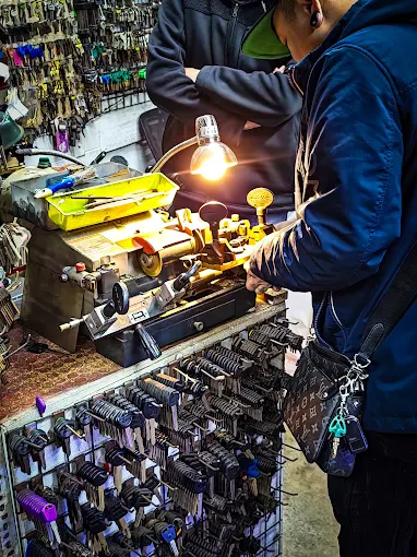 金安全鎖業師傅在店內進行配匙工作
